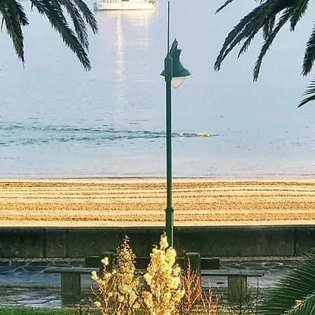 アパート Precioso Atico Frente A La Playa De Santa Cristina ア・コルーニャ